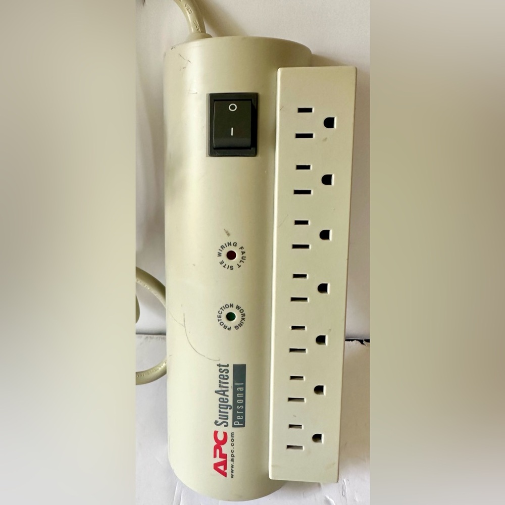 APC SurgeArrest Personal PERV7 7-Outlet Home/Office Surge Protector w/ 6Ft Cord